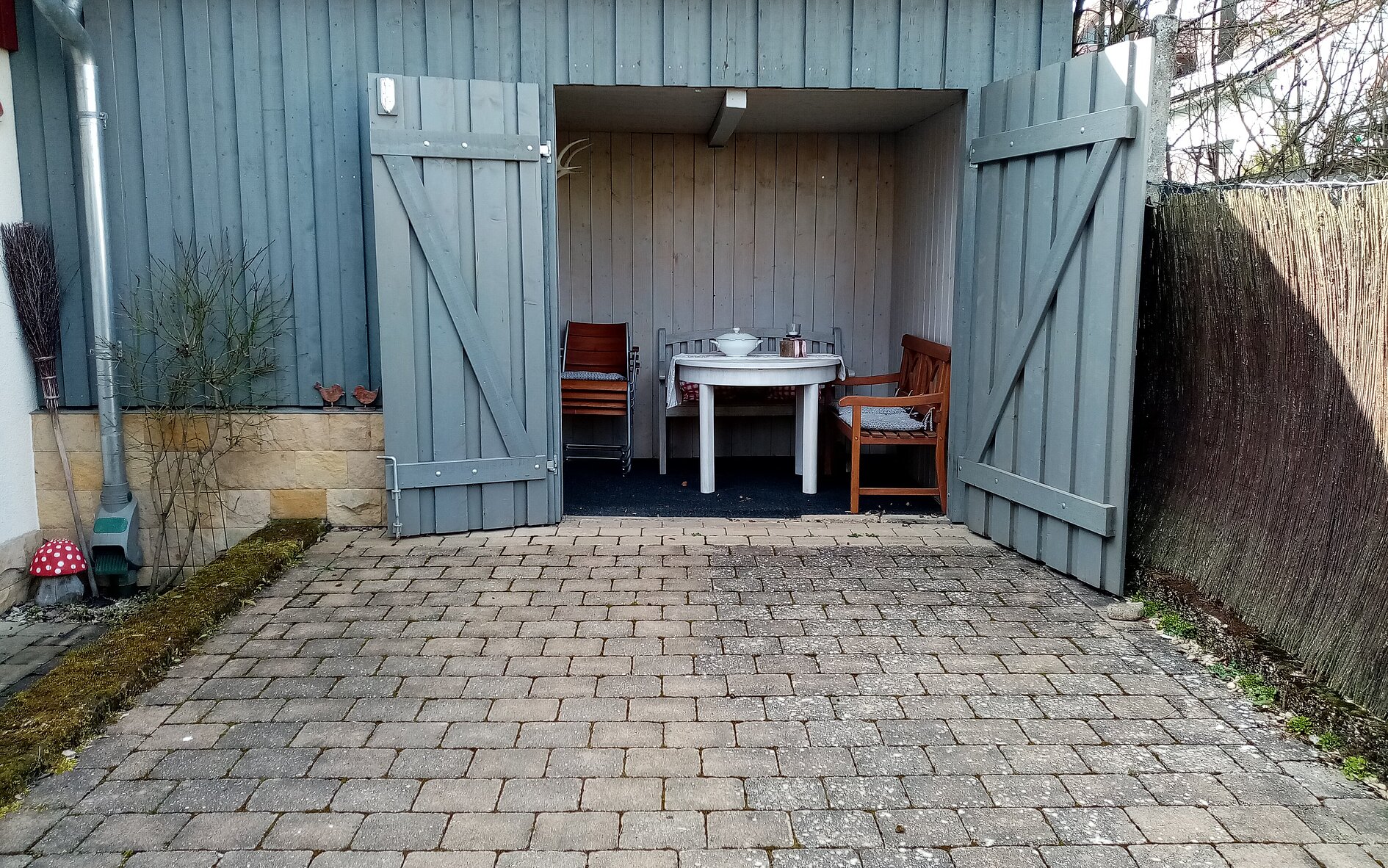 Eliminer la mousse sur une terrasse - Côté Maison