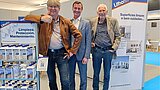 Geschäftsführer Garvin Stingel mit Kunden am Messestand