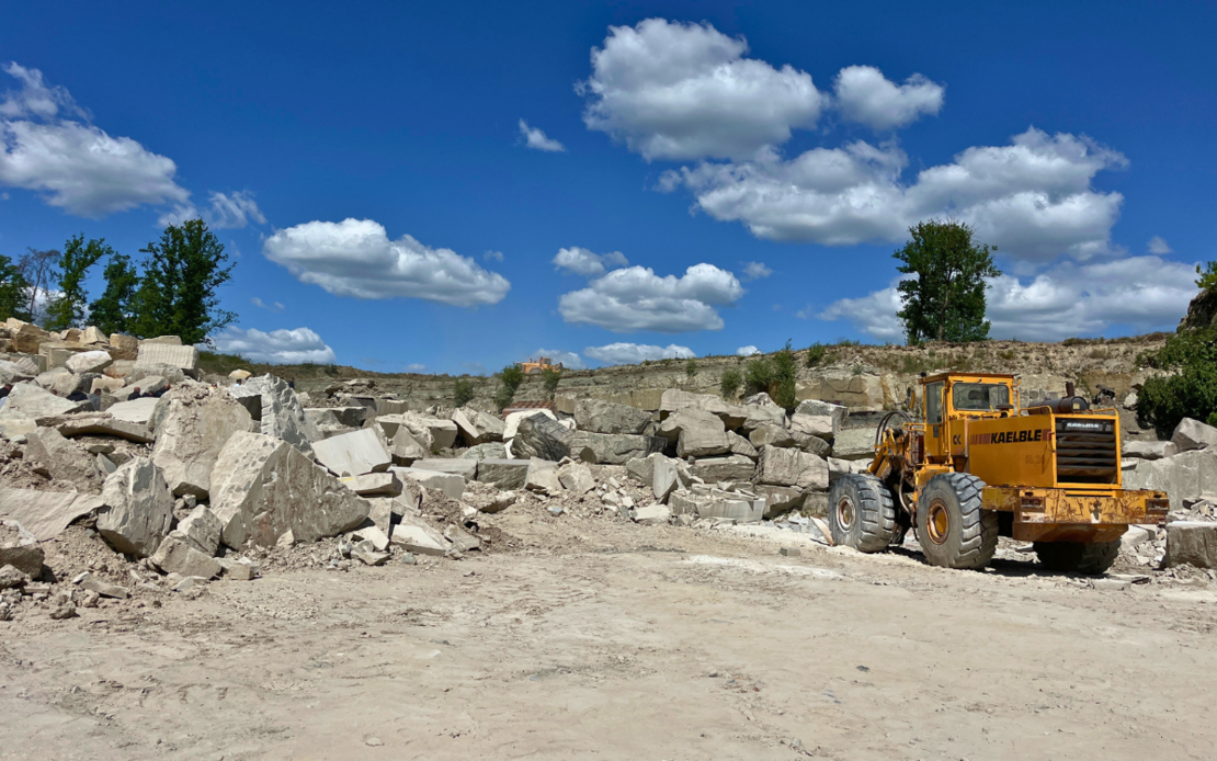 [Translate to Nederlands - BE:] Steinbruch Bamberg mit Maschine