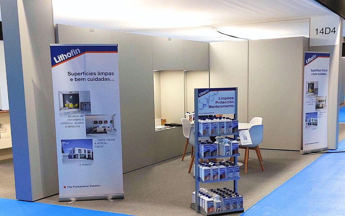 Leerer Messestand